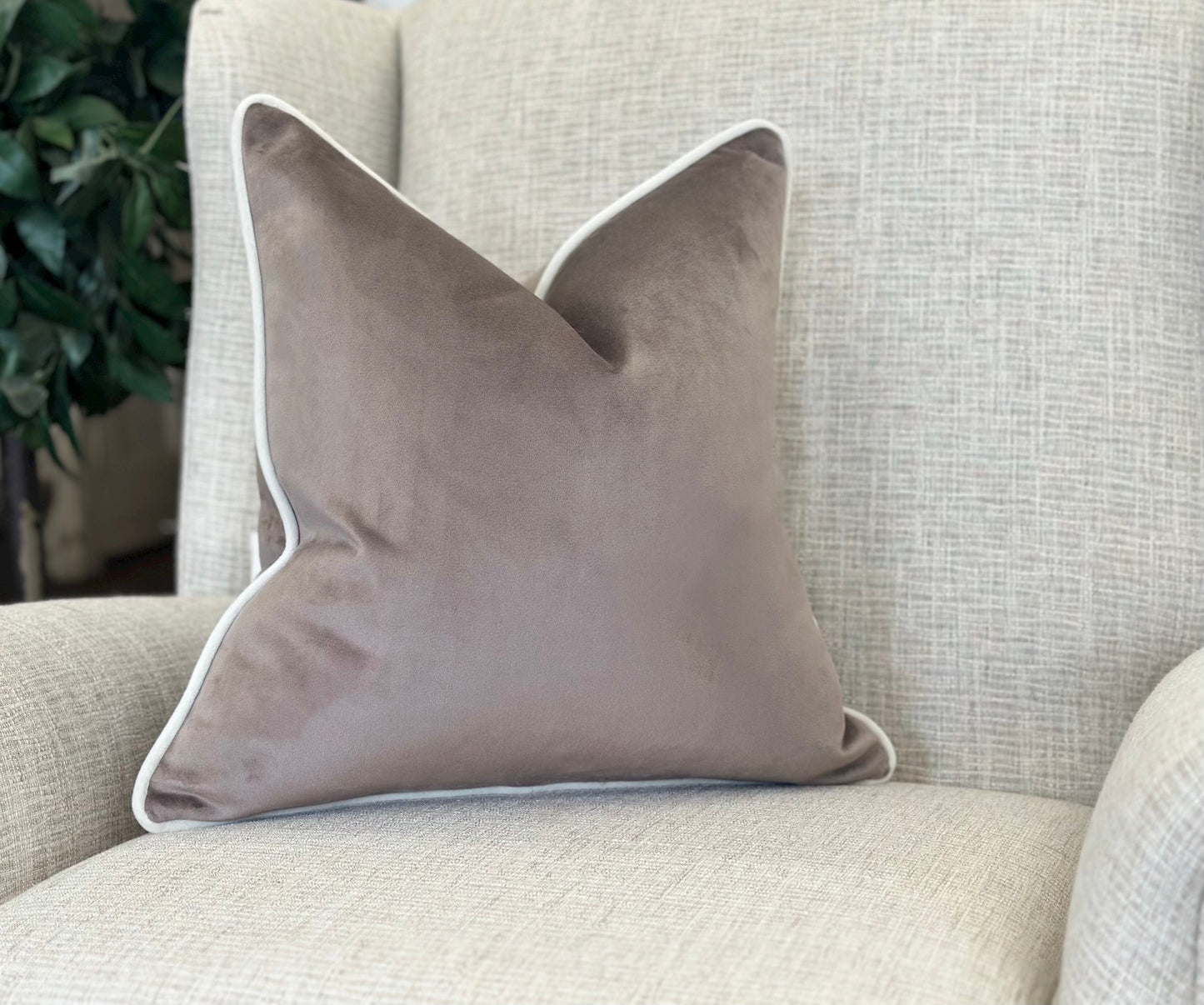 MOLE VELVET | Piped cushion