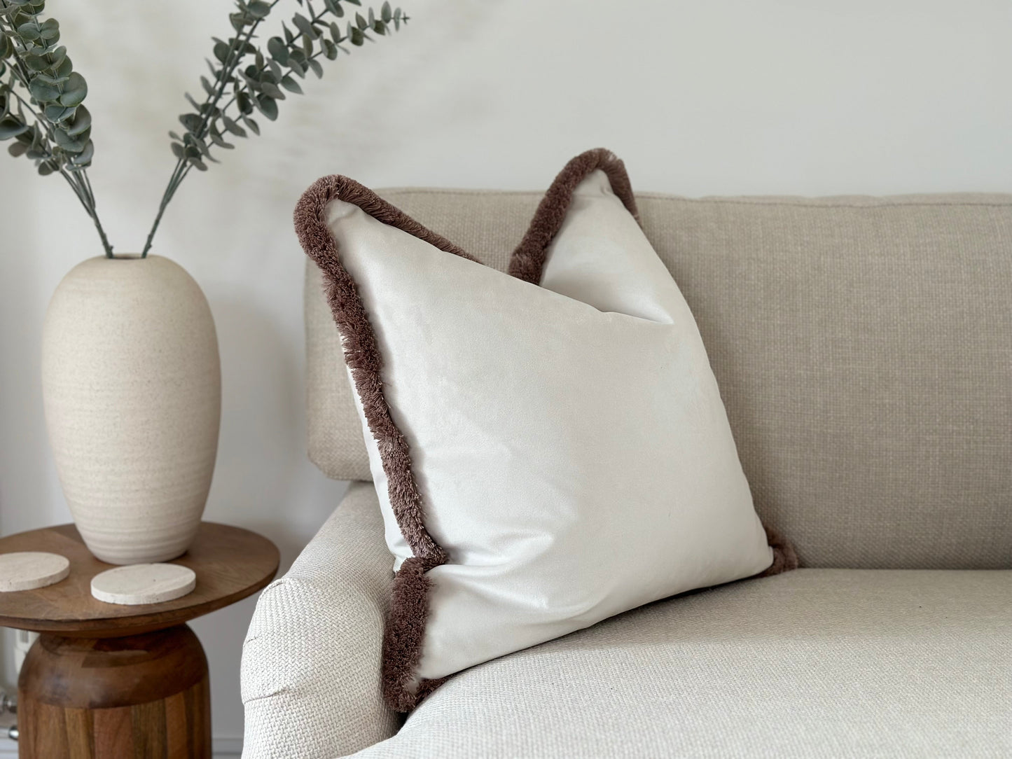 IVORY VELVET | Fringed cushion