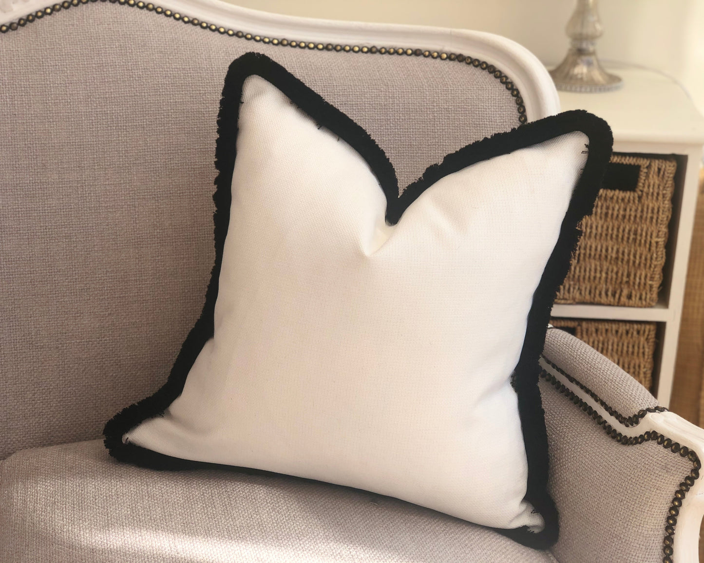 Neutral fringed cushion - LIGHT CREAM