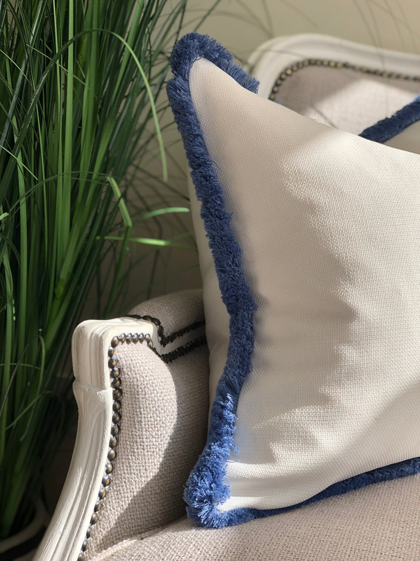 Neutral fringed cushion - LIGHT CREAM