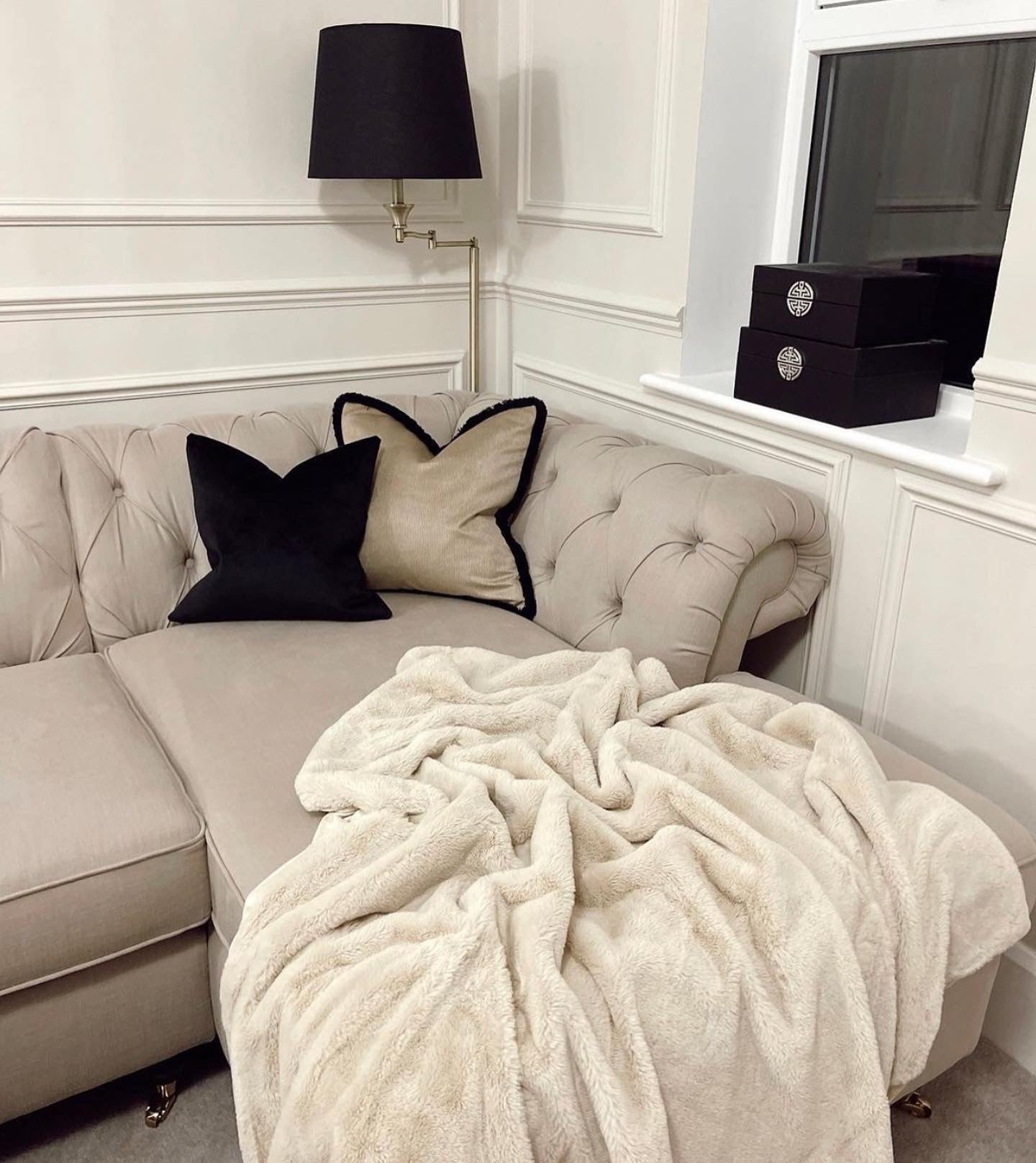 Black velvet cushion - Fringed or piped