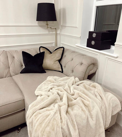 Black velvet cushion - Fringed or piped