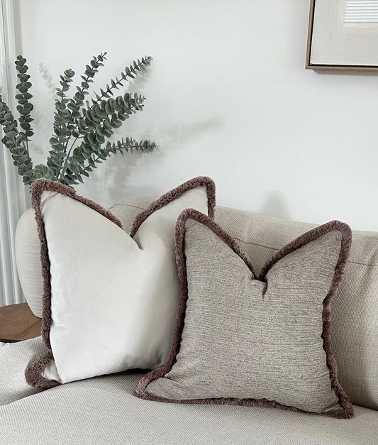 CHESTER | Beige textured cushion - Fringed or piped